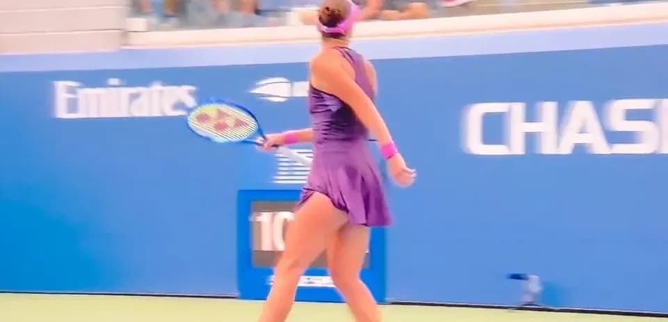 Jugadora de tenis golpeando la pelota en la cancha