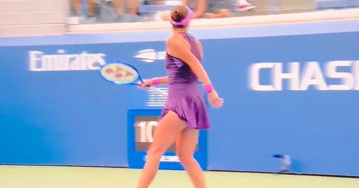 Jugadora de tenis golpeando la pelota en la cancha