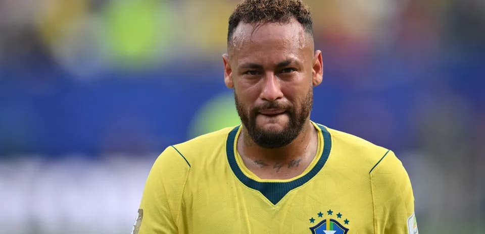 Neymar caminando con camiseta de Brasil después del partido