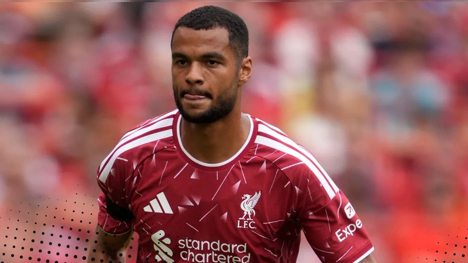 Jugador de Liverpool en acción durante el partido
