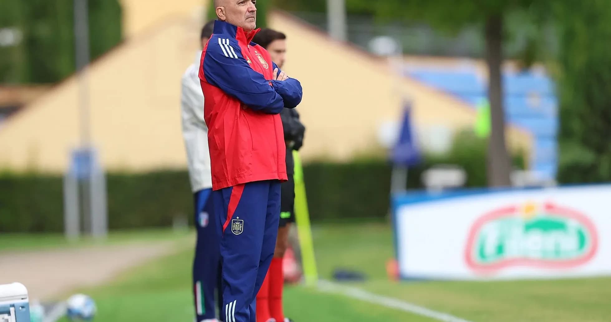 Entrenador observando el entrenamiento desde la banda