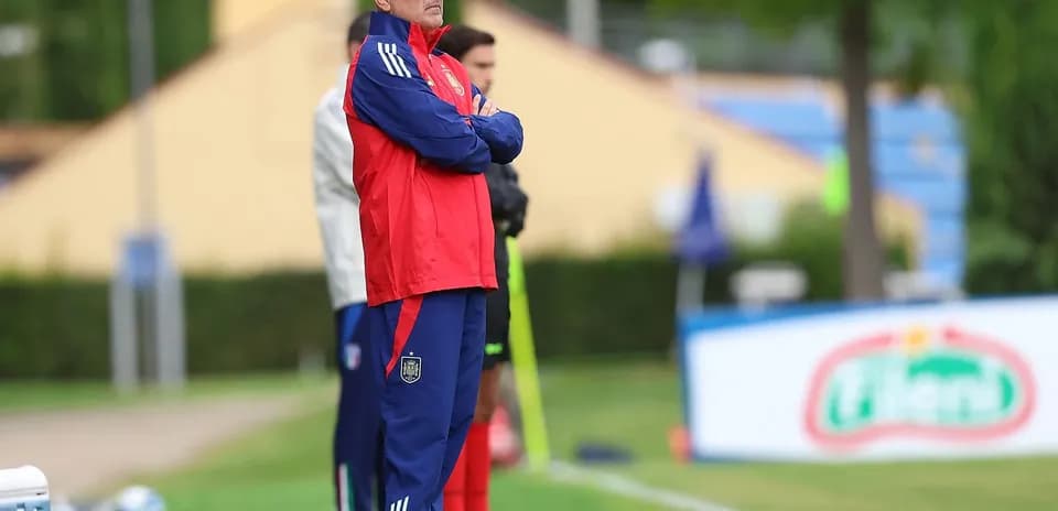 Entrenador observando el entrenamiento desde la banda
