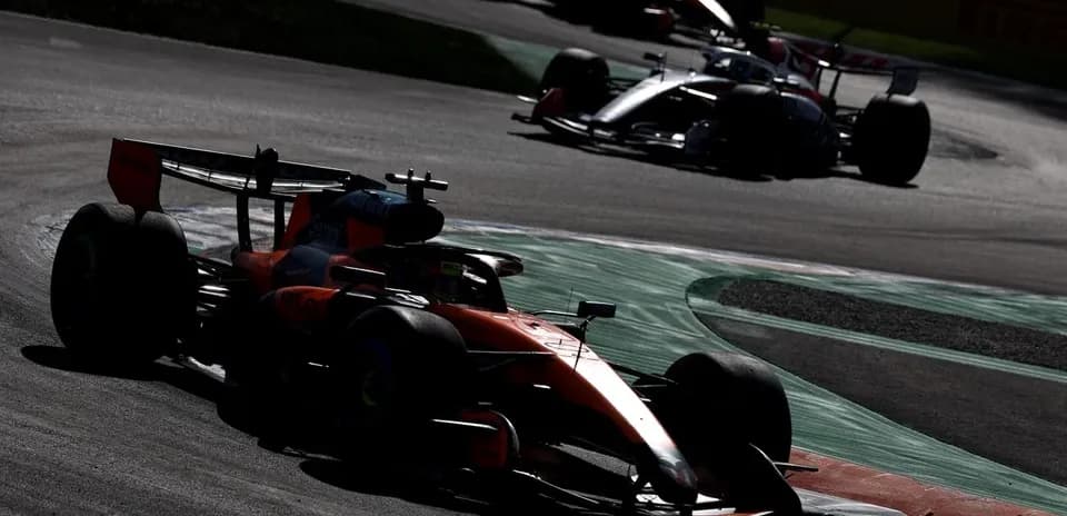 Coche de Fórmula 1 girando en la pista