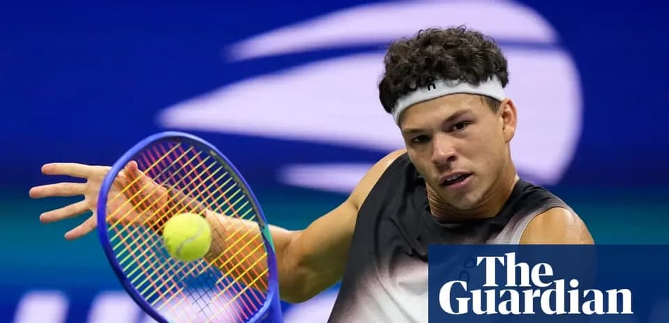 Jugador de tenis golpeando una pelota en partido