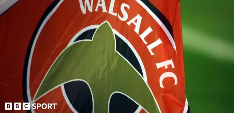 Bandera de Walsall FC con logotipo en primer plano