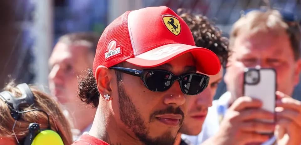 Piloto con gorra de Ferrari y gafas de sol