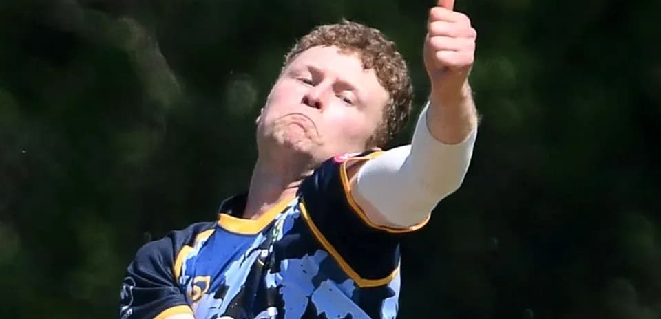 Jugador de cricket lanzando con el pulgar hacia arriba