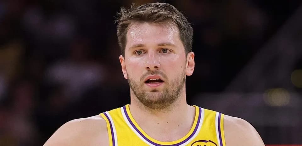 Jugador de baloncesto con uniforme amarillo en acción