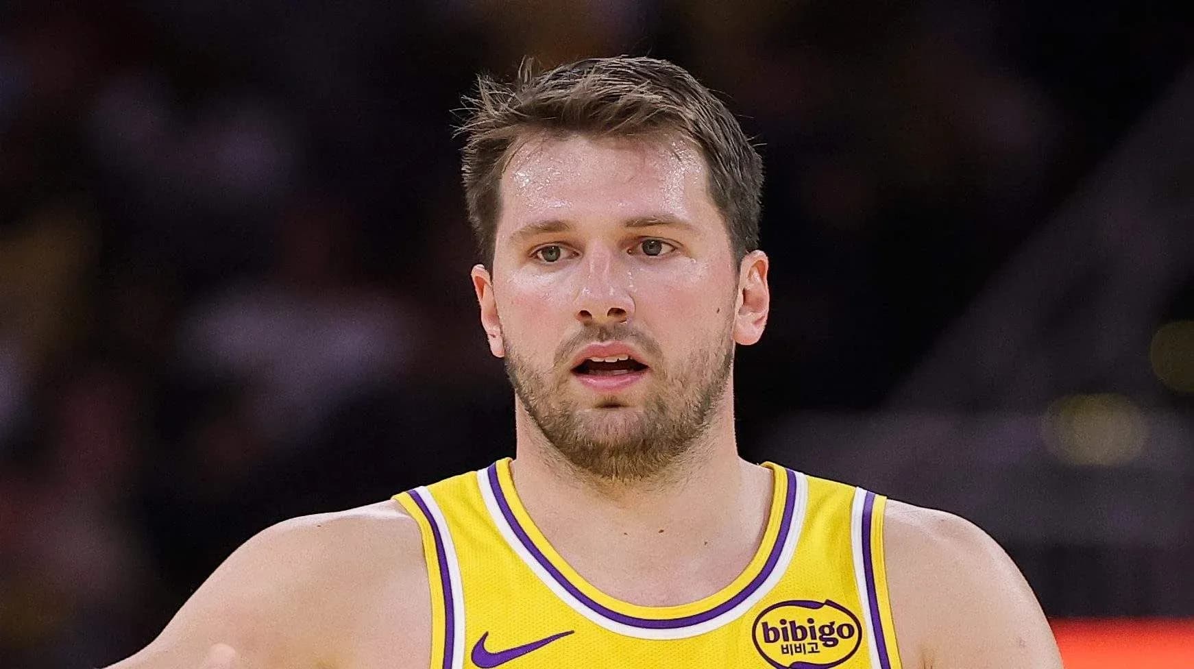 Jugador de baloncesto con uniforme amarillo en acción
