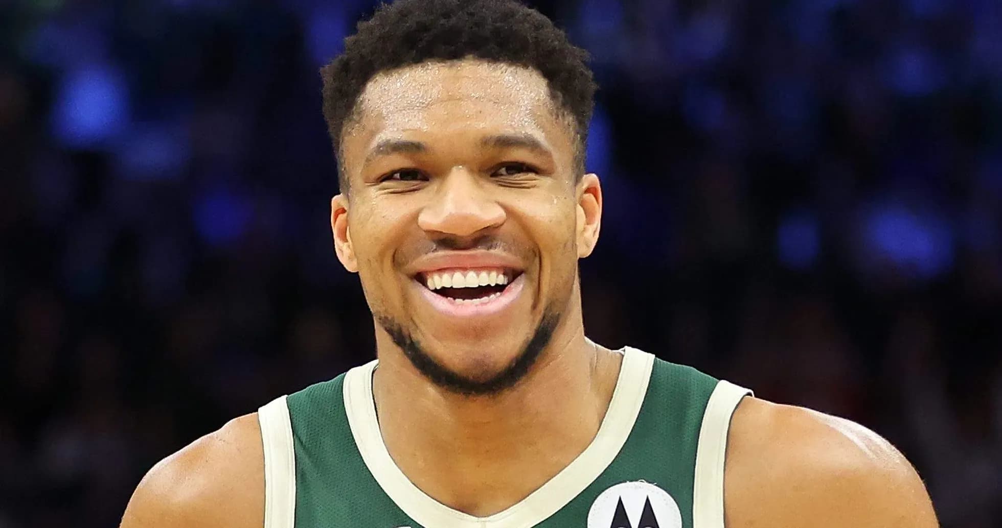 Jugador sonriente con uniforme de baloncesto