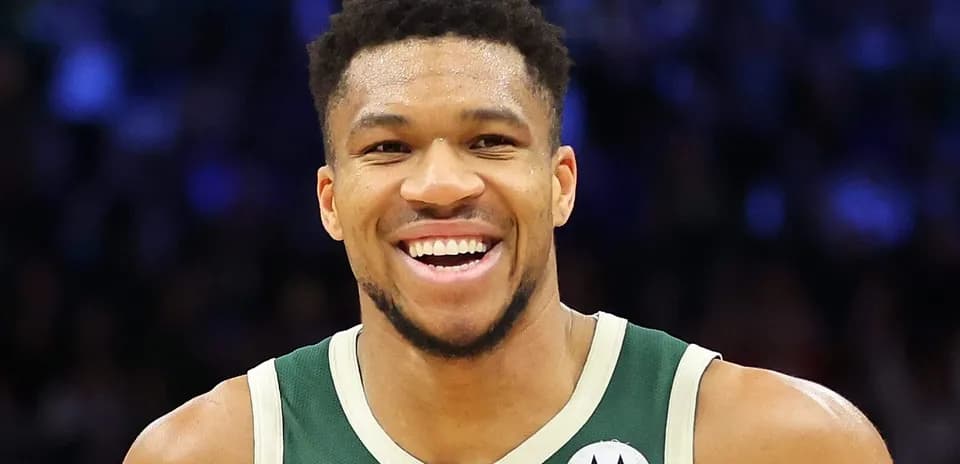 Jugador sonriente con uniforme de baloncesto