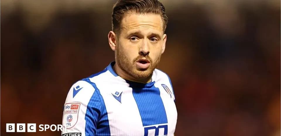 Jugador en uniforme durante un partido de fútbol