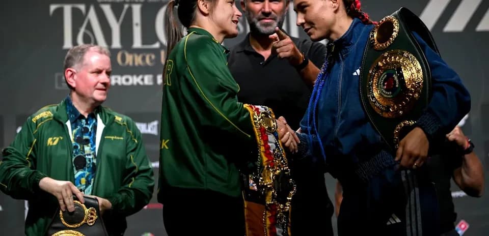 Boxeadoras se saludan en la conferencia de prensa