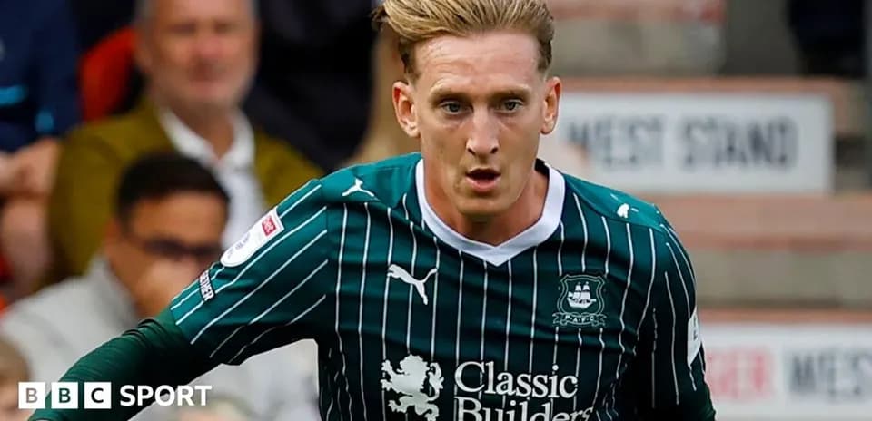 Jugador de Plymouth Argyle corriendo con balón en el campo