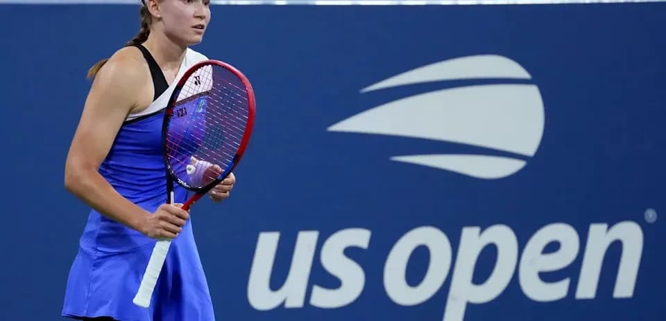 Jugadora de tenis en el US Open sosteniendo raqueta