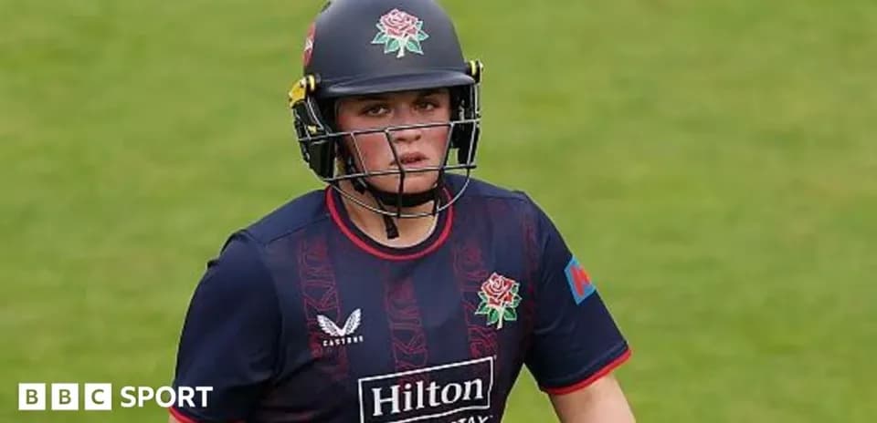 Jugador de cricket con casco y uniforme de Lancashire