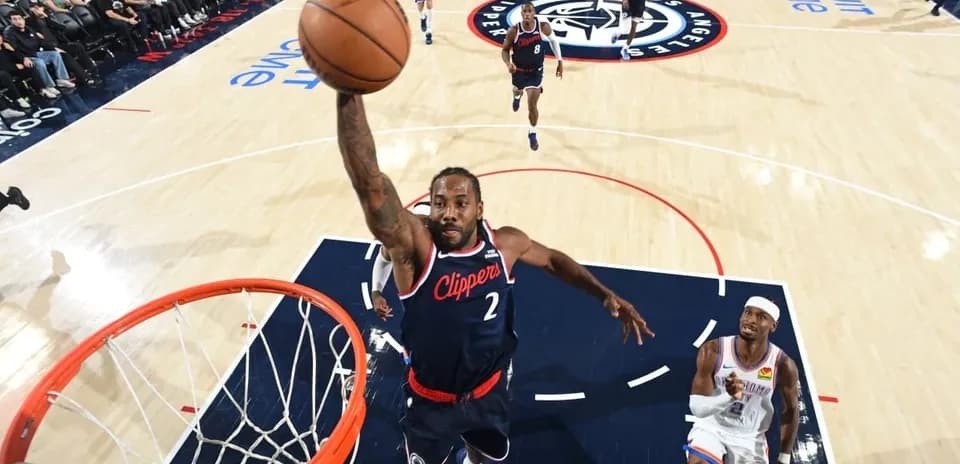 Jugador de los Clippers realizando una bandeja en el partido