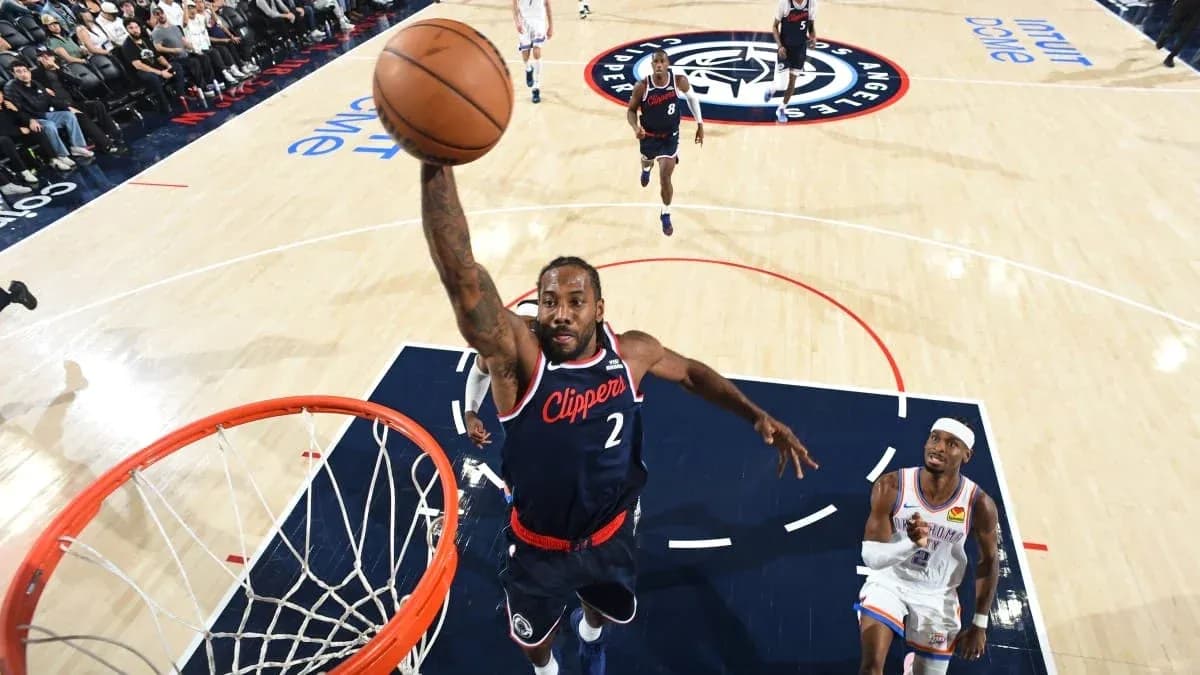 Jugador de los Clippers realizando una bandeja en el partido
