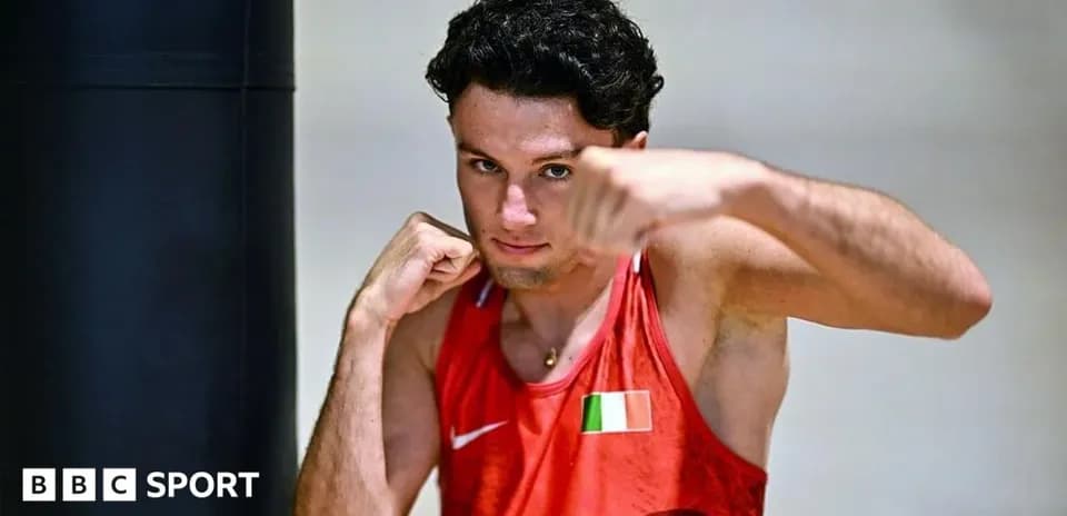Boxeador entrenando en un gimnasio con saco