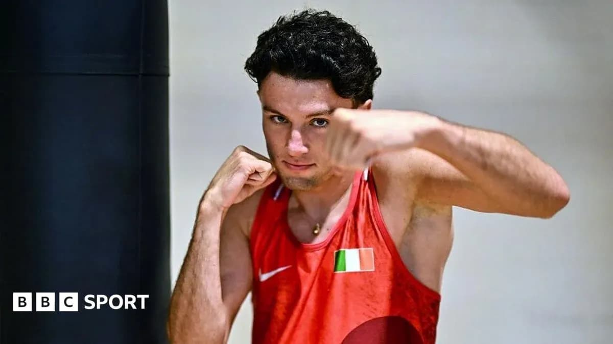 Boxeador entrenando en un gimnasio con saco