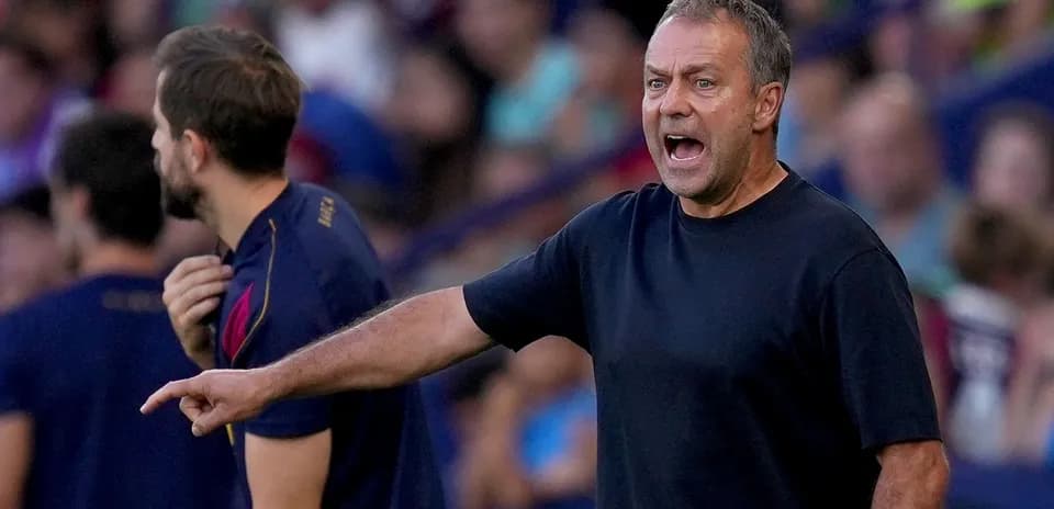 Entrenador dando instrucciones durante un partido