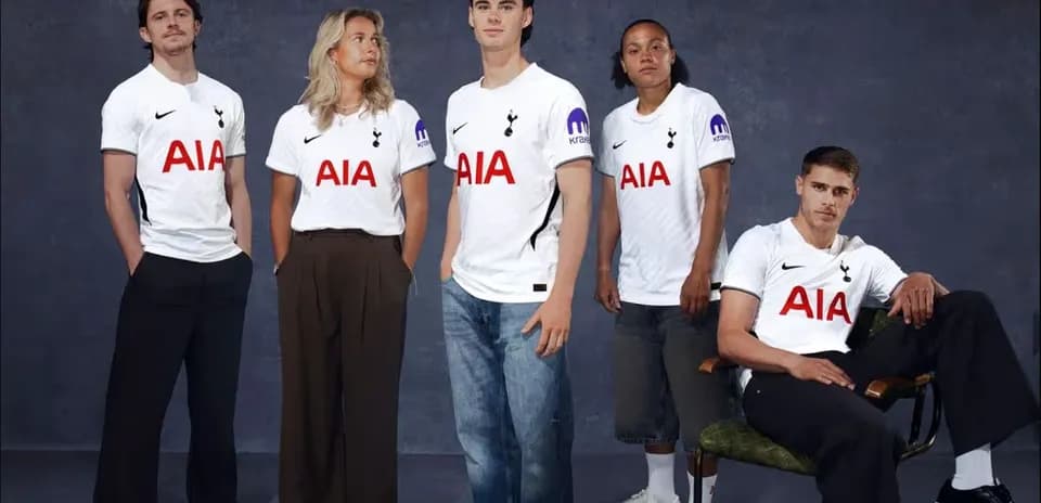 Cinco personas posando con camisetas de Tottenham