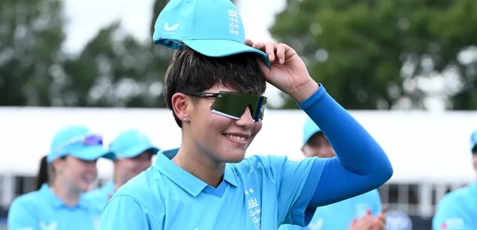 Jugadora de cricket con gorra en evento