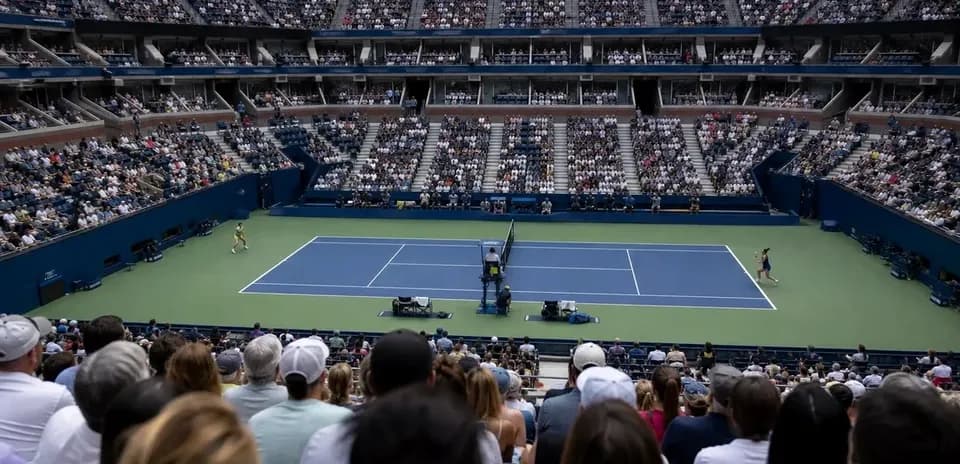 Partido de tenis en estadio lleno de espectadores