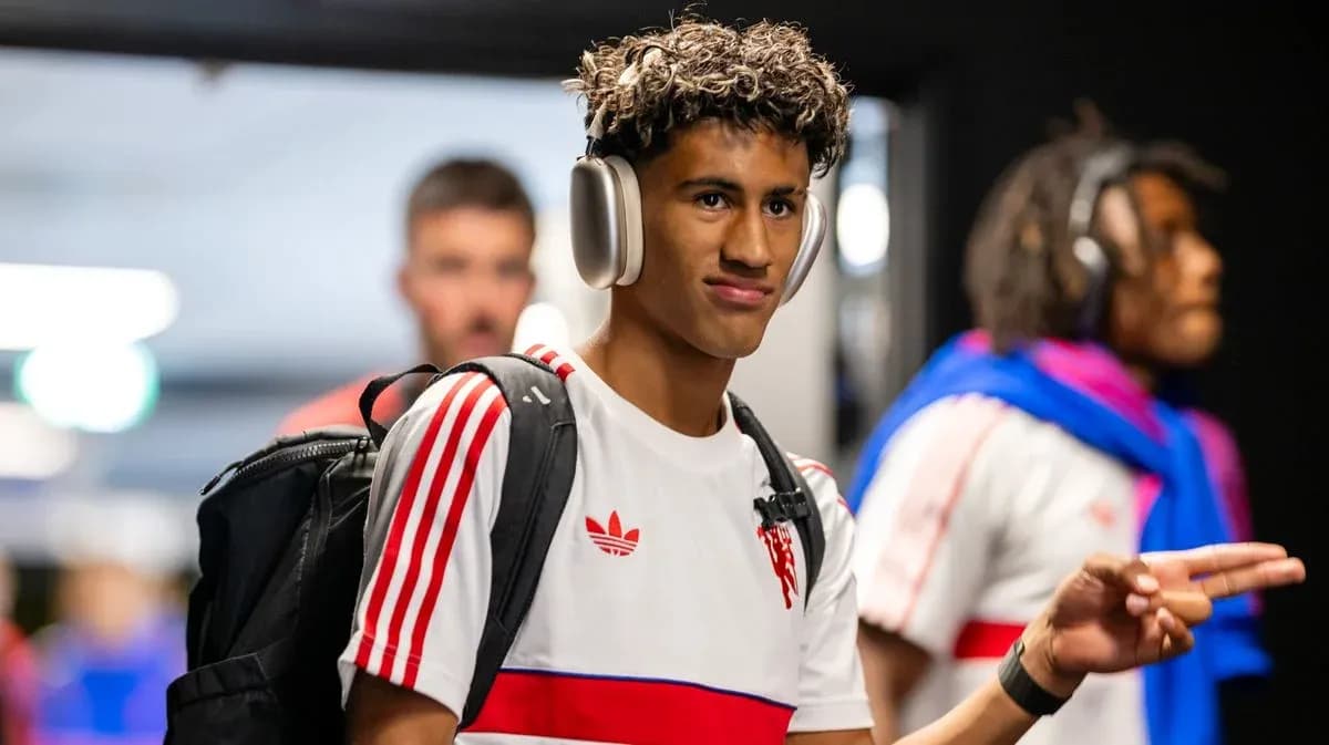 Jugador entrando con auriculares y mochila en vestuario
