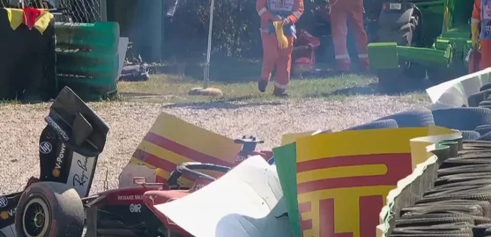 Coche de Fórmula 1 accidentado en la pista