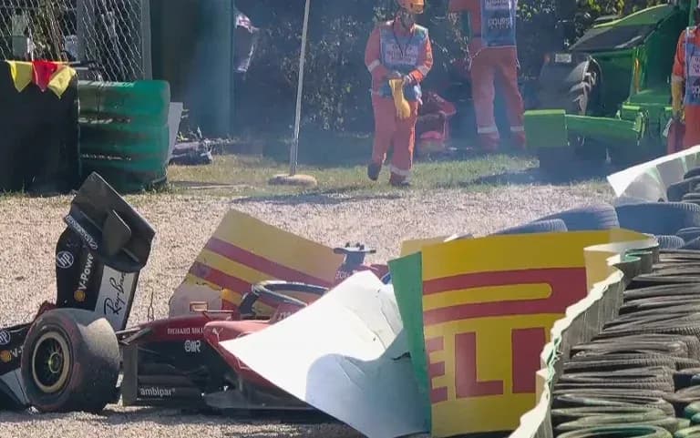 Coche de Fórmula 1 accidentado en la pista