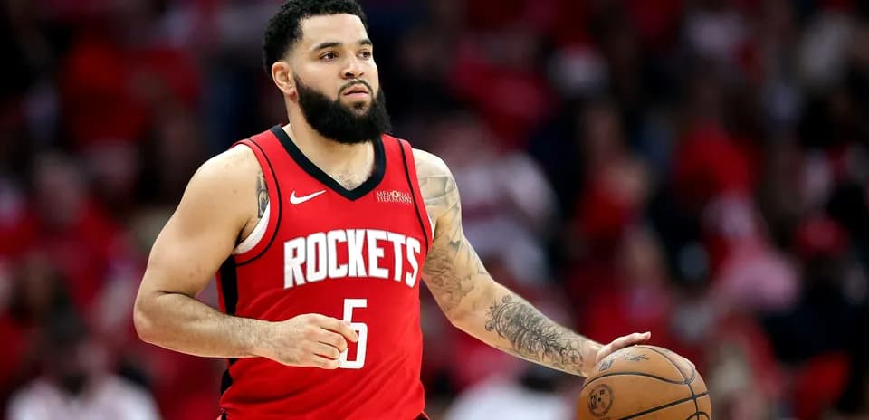 Jugador de los Rockets con balón durante partido
