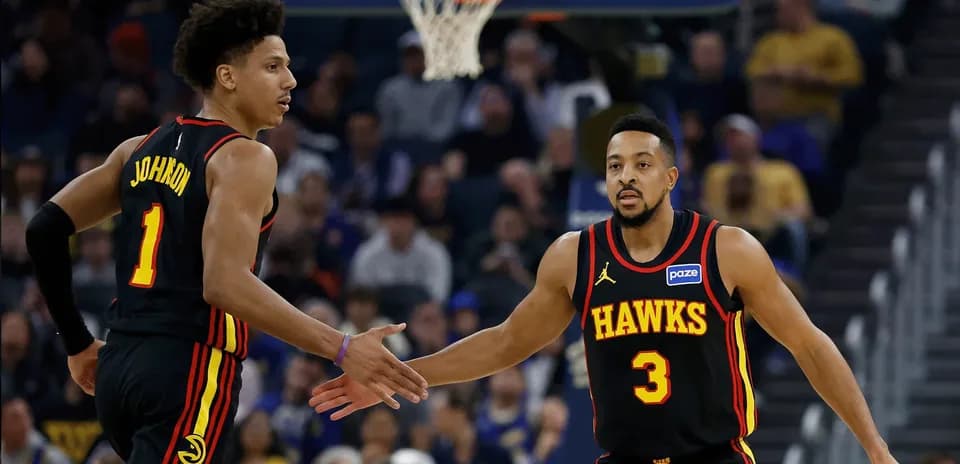 Jugadores de los Hawks celebrando durante un partido