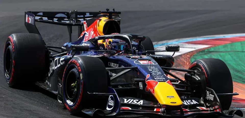 Coche de Fórmula 1 de Red Bull en curva