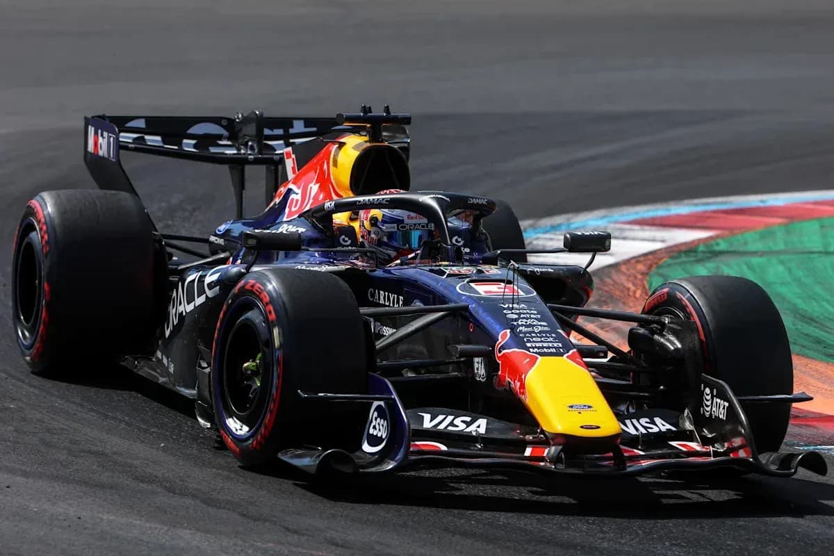 Coche de Fórmula 1 de Red Bull en curva