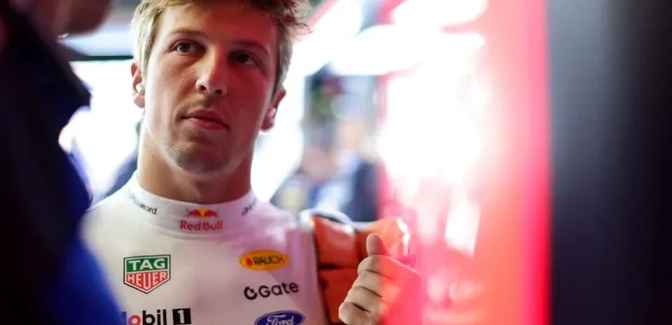 Piloto conversando en el garaje de F1