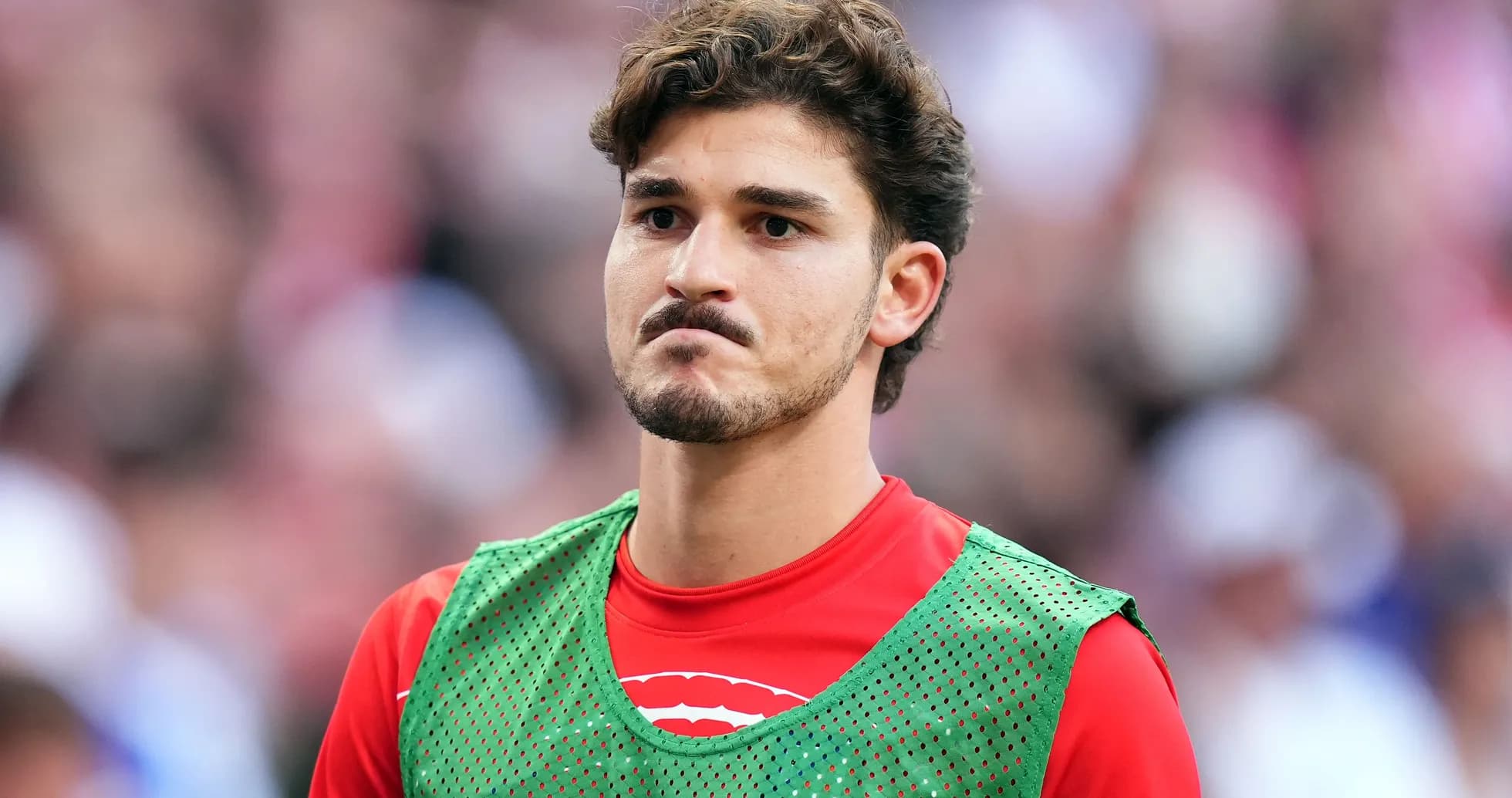 Jugador en la banca durante el partido