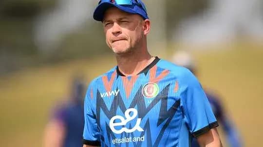 Entrenador de cricket en sesión de práctica