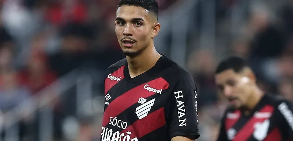 Jugador de Athletico Paranaense en el campo