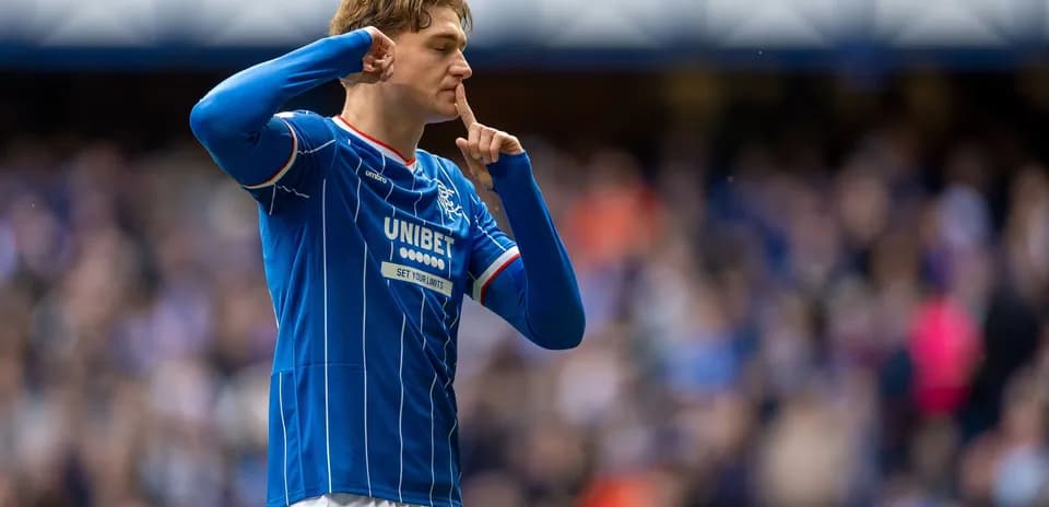 Jugador de Rangers haciendo gesto de silencio tras gol