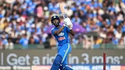 Jugador de cricket batiendo en partido con público