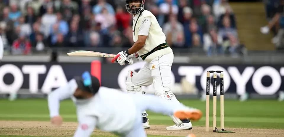 Bateador de Pakistán golpeando la pelota en el cricket