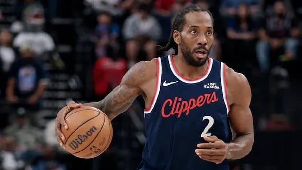 Jugador de los Clippers driblando el balón en partido