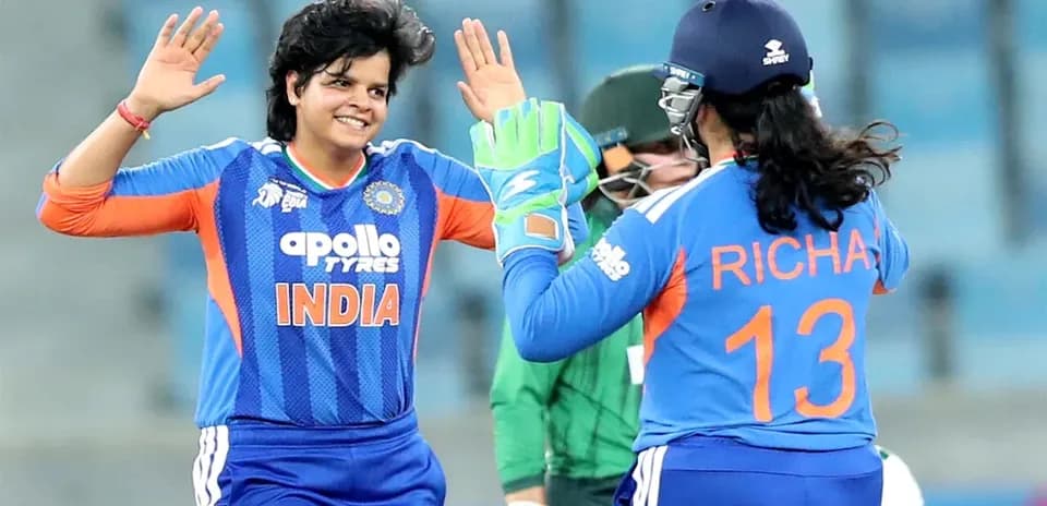 Jugadora india celebra con compañera tras un wicket