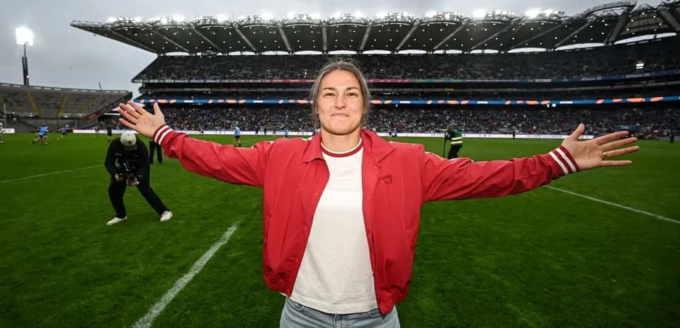 Jugadora en el campo durante un evento deportivo
