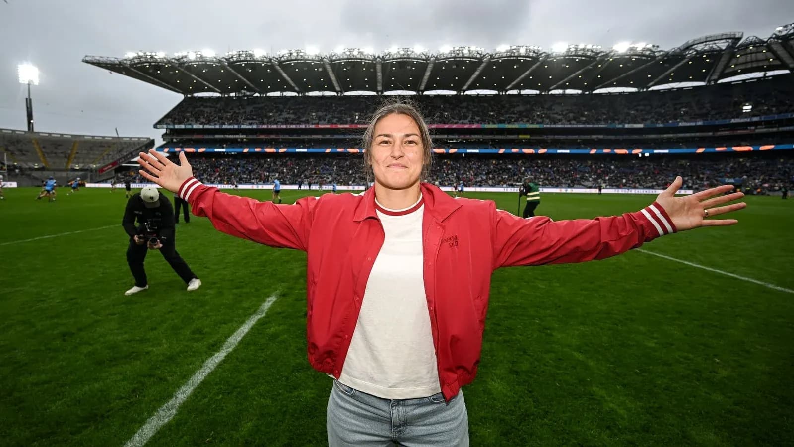 Jugadora en el campo durante un evento deportivo