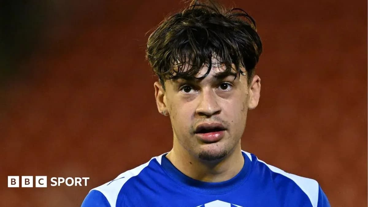 Jugador en uniforme azul durante el partido