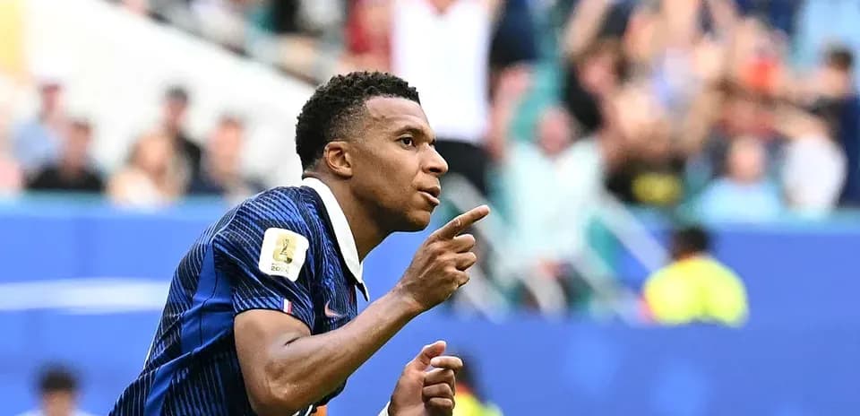 Jugador señalando hacia la afición tras anotar gol