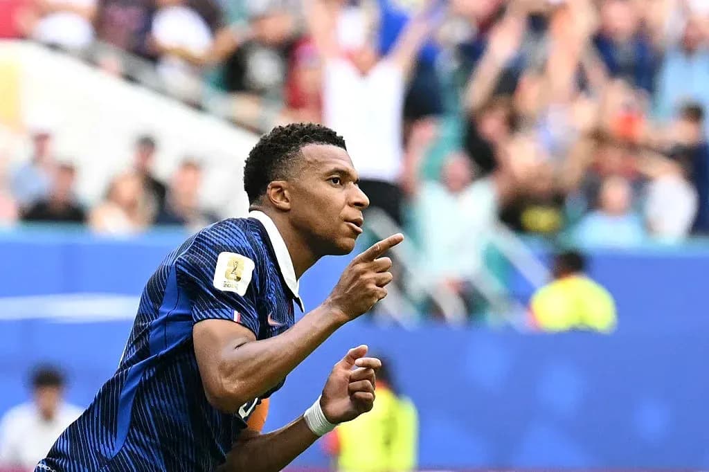 Jugador señalando hacia la afición tras anotar gol