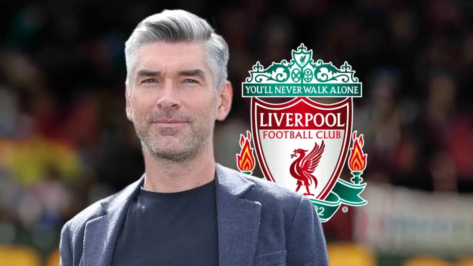 Hombre frente al logo del Liverpool FC